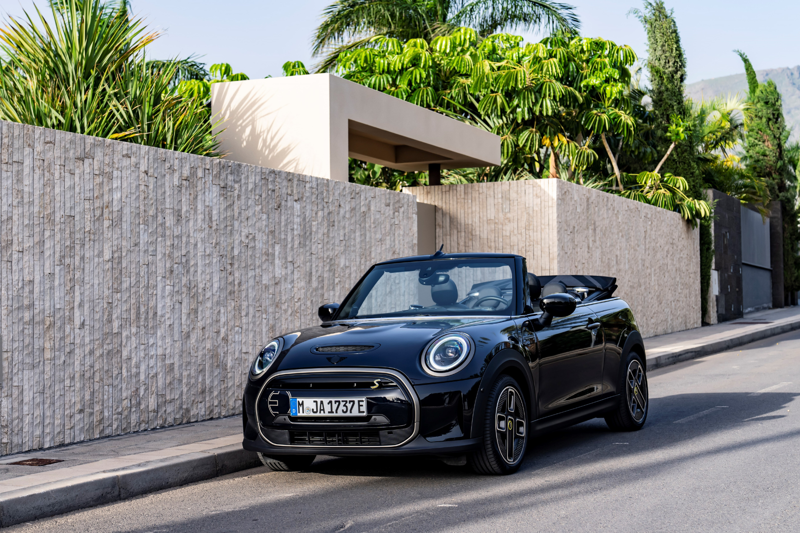 Prvi potpuno električni MINI Cooper SE Cabrio. Prvi potpuno električni MINI Cooper SE Cabrio.
